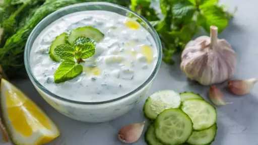 سلطة الزبادي.. لمسة منعشة على المائدة العربية