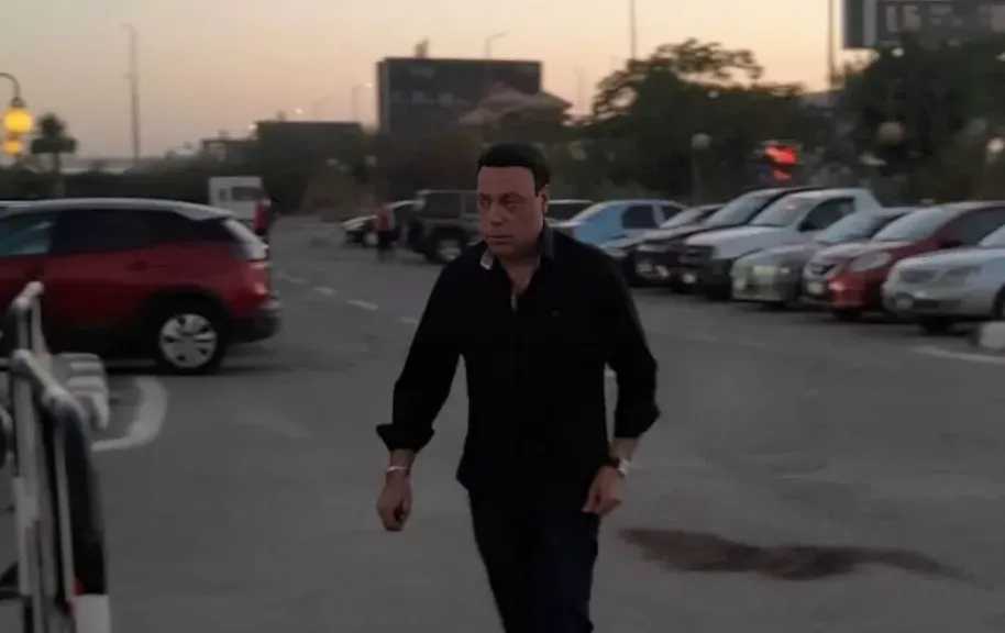 وفاء لا يعرف الغياب.. محمد الغيطي يقف إلى جوار أشرف سيف في عزاء ابنة الفنان الراحل وحيد سيف