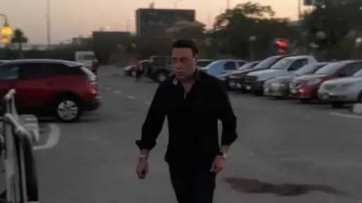وفاء لا يعرف الغياب.. محمد الغيطي يقف إلى جوار أشرف سيف في... وفاء لا يعرف الغياب.. محمد الغيطي يقف إلى جوار أشرف سيف في عزاء ابنة الفنان الراحل وحيد سيف
