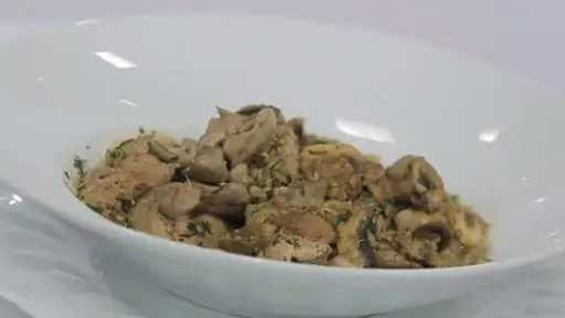 كبد الفراخ بالبصل المكرمل.. وصفة سهلة بطعم غني تناسب الغداء والعشاء كبد الفراخ بالبصل المكرمل.. وصفة سهلة بطعم غني تناسب الغداء والعشاء