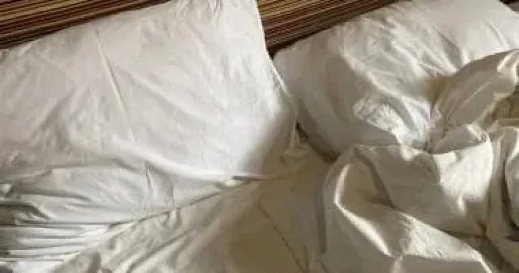 وداعًا للبقع الصفراء.. خطوات سهلة لتنظيف الوسائد واستعادة نظافتها ورائحتها المنعشة