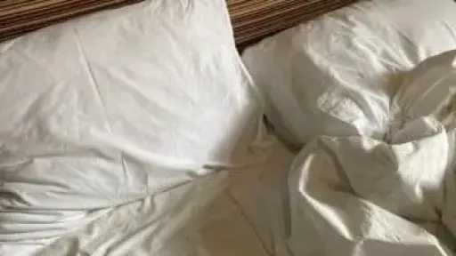 وداعًا للبقع الصفراء.. خطوات سهلة لتنظيف الوسائد واستعادة نظافتها ورائحتها المنعشة