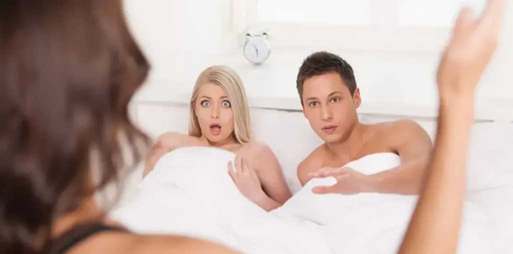 رأيت زوجي يداعب أمي في المنام.. هل يدل الحلم على الخيانة؟ التفسير الصحيح
