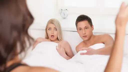 رأيت زوجي يداعب أمي في المنام.. هل يدل الحلم على الخيانة؟ التفسير الصحيح