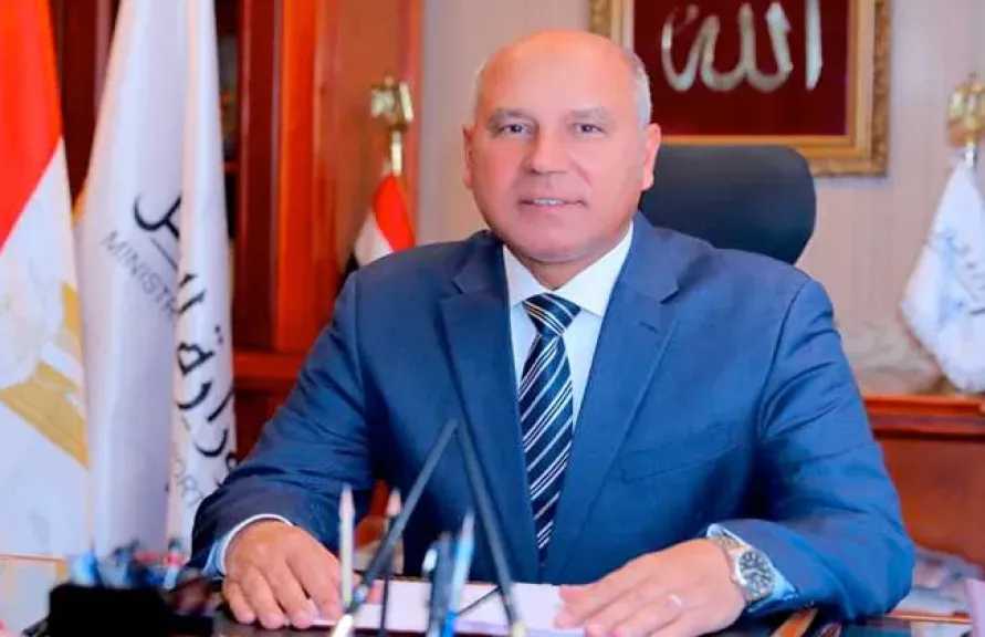 وزير النقل يكرّم مواطنة شجاعة من أسوان تقديراً لموقفها الوطني