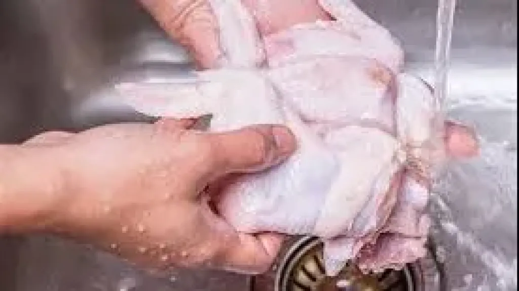 غسل الدجاج النيئ