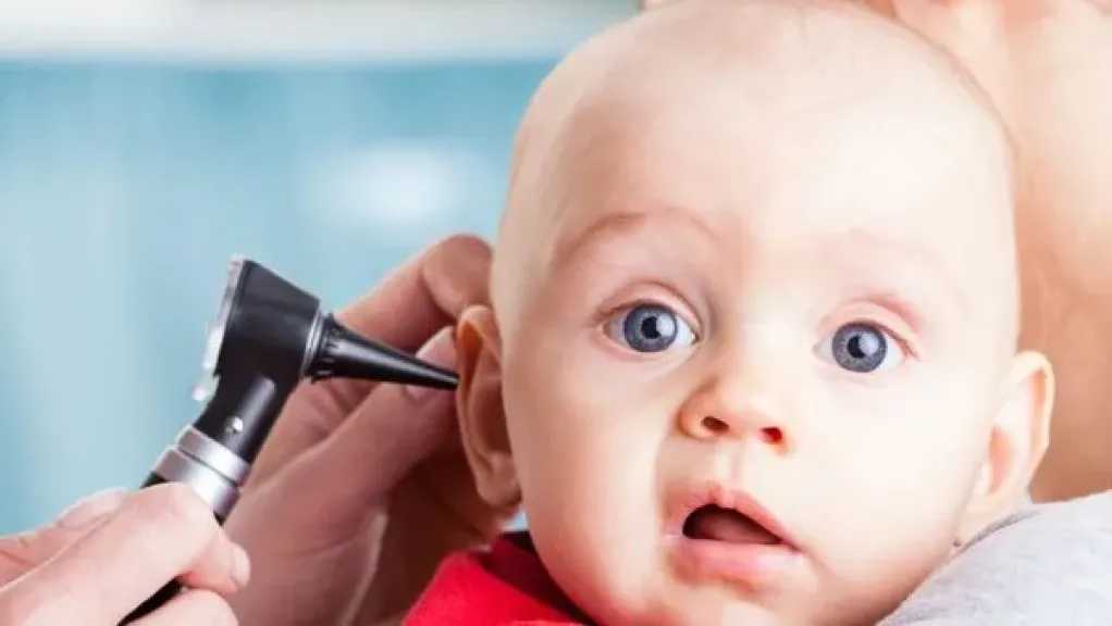 التهاب الأذن الوسطى عند الأطفال.. الأعراض والأسباب وطرق العلاج