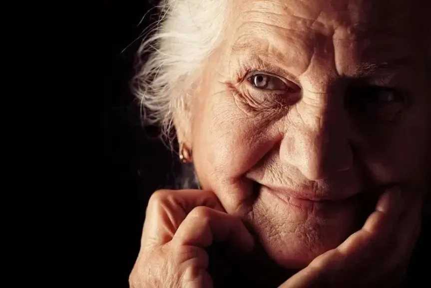 مسنة 90 سنة.. أم تروي كيف جمعت بين الصعوبات والسعادة في أصعب مراحل حياتها