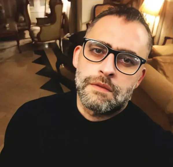 وفاة الفنان أحمد جلال عبد القوي بعد صراع مع المرض.. مسيرة فنية تركت بصمة في الدراما والسينما