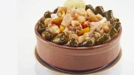طاجن ورق عنب بالكوارع.. تجربة مصرية أصلية تجمع بين النكهة والأصالة طاجن ورق عنب بالكوارع.. تجربة مصرية أصلية تجمع بين النكهة والأصالة
