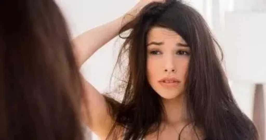 التغيرات الهرمونية وتأثيرها على صحة الشعر عبر المراحل العمرية
