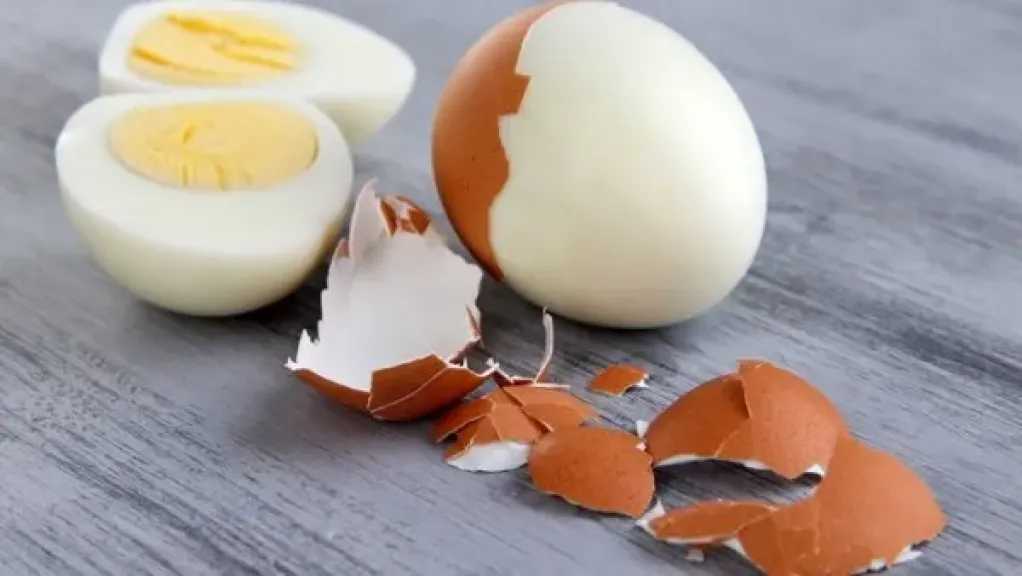 أخطاء شائعة تُصعِّب تقشير البيض بعد السلق وكيفية تجنبها