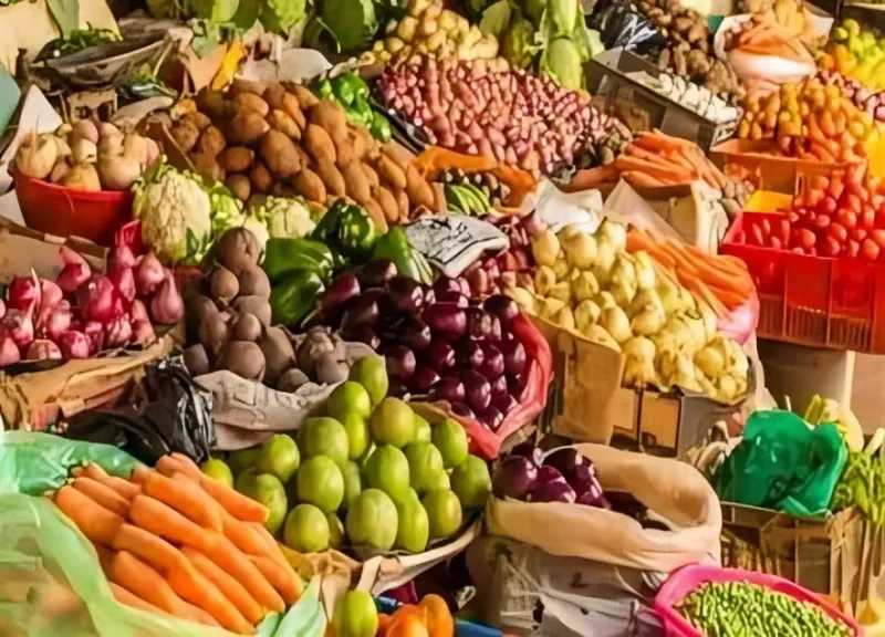 الطماطم بـ12 جنيهاً.. سوق الخضار يشتعل صيفاً وأسعار الفاكهة ترسم البسمة