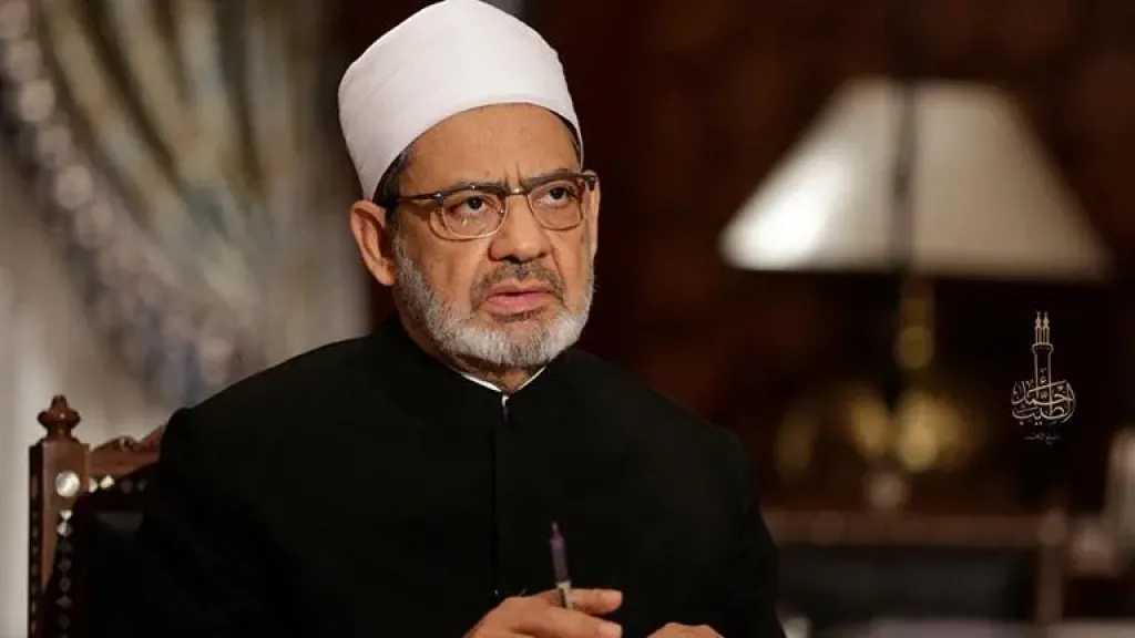 والدة الأولى على الأزهر تسأل شيخ الأزهر حضرتك مين؟ فيرد أحمد الطيب