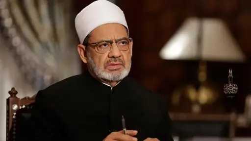 والدة الأولى على الأزهر تسأل شيخ الأزهر حضرتك مين؟ فيرد أحمد الطيب