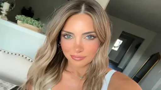 مقتل المؤثرة الأمريكية سارة جيلسون على يد زوجها بعد اتهامه بالتحرش بالأطفال..... مقتل المؤثرة الأمريكية سارة جيلسون على يد زوجها بعد اتهامه بالتحرش بالأطفال.. طفلها من أبلغ الشرطة