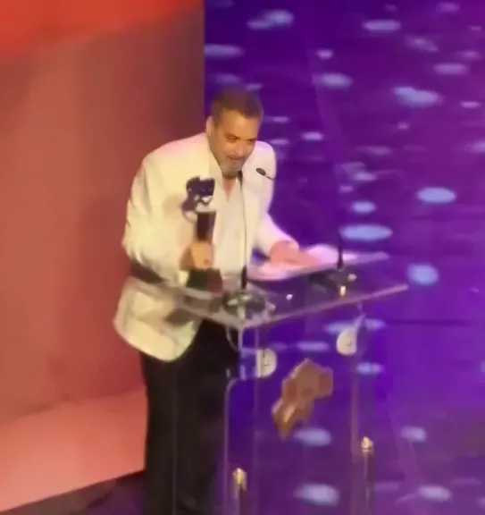 أول ظهور لـ أحمد عبد العزيز يتكلم بصعوبة بعد عملية خطيرة في حنجرته