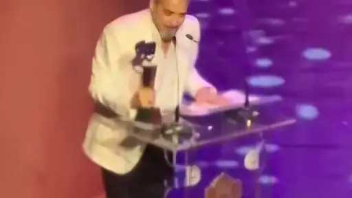 أول ظهور لـ أحمد عبد العزيز يتكلم بصعوبة بعد عملية خطيرة في حنجرته