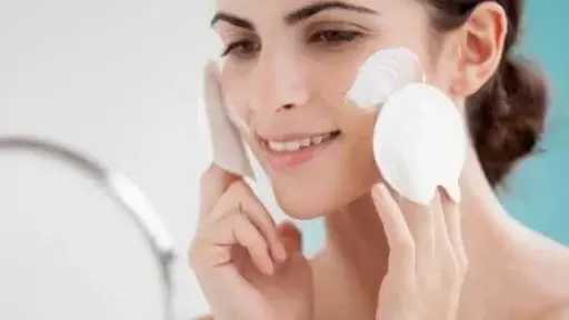 طرق طبيعية لعلاج جفاف البشرة وتعزيز نعومتها
