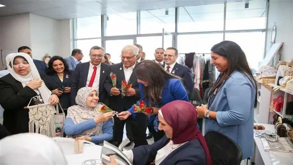 وزيرة الإسكان تزور مستشفى بهية وتثني على جهودها في علاج سرطان الثدي