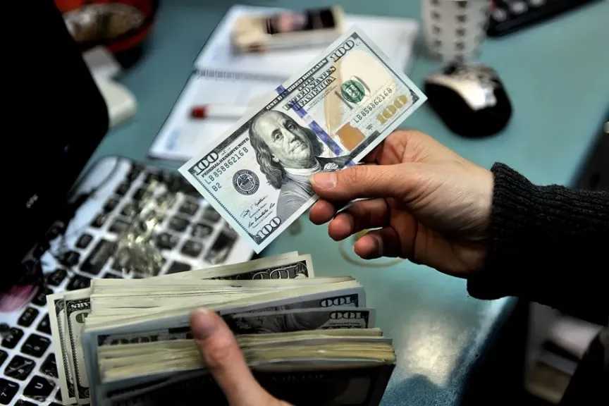 الدولار يخالف التوقعات استقرار مفاجئ يربك المضاربين قبل جلسة الأربعاء تحديث مباشر