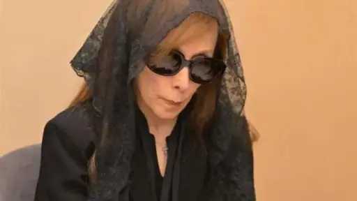 فيروز في الكنيسة بالسواد.. الذكرى الأولى لرحيل زياد الرحباني في صورة مؤثرة