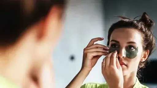 أسباب وطرق معالجة الهالات السوداء تحت العينين أسباب وطرق معالجة الهالات السوداء تحت العينين