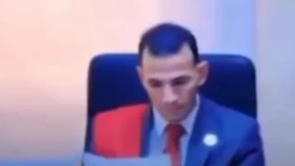 المستشار المزيف