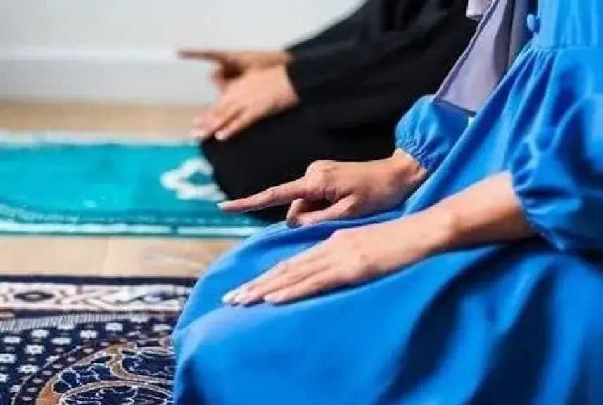 حكم صلاة المرأة في بلد لا يتوفر به مسجد.. توضيح عاجل من دار الإفتاء