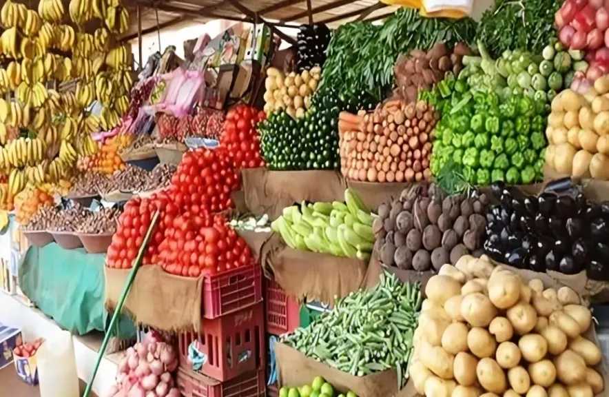 أسعار الخضروات والفاكهة اليوم في سوق العبور.. الطماطم تبدأ من 5 والمانجو حتى 100 جنيه