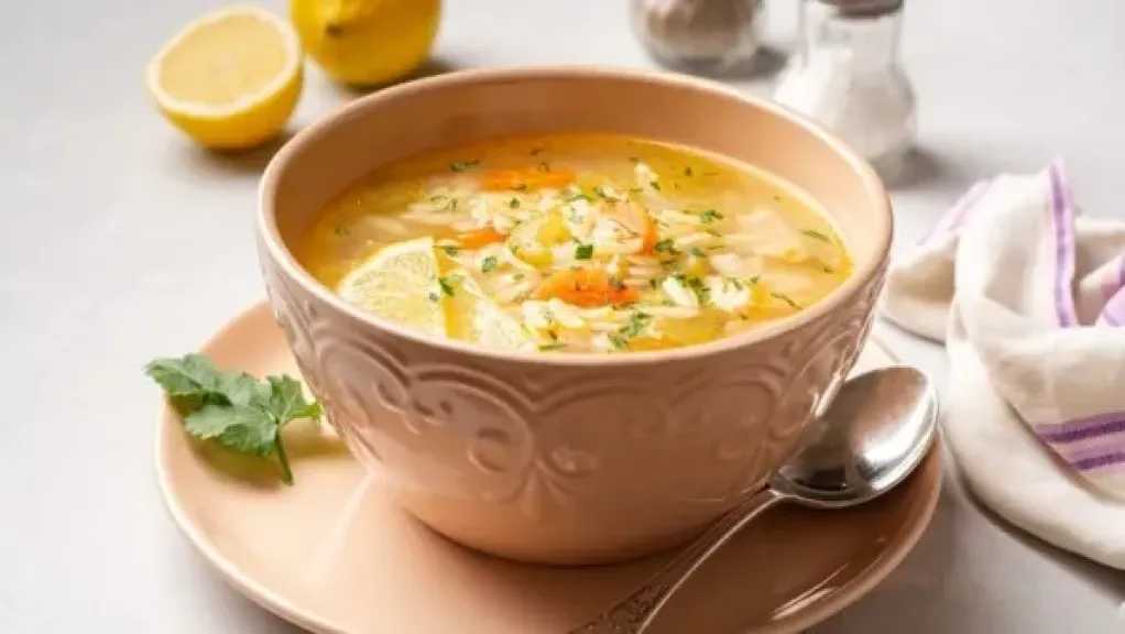 طريقة عمل شوربة لسان العصفور بالخضار.. وصفة شهية وغنية بالعناصر الغذائية