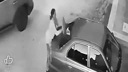 زوجة غاضبة تحطم سيارة زوجها بعد زواجه من أخرى في السويس زوجة غاضبة تحطم سيارة زوجها بعد زواجه من أخرى في السويس