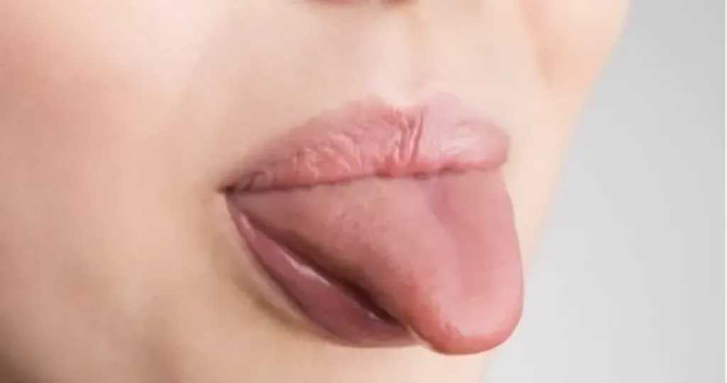 صحة اللسان: 7 علامات تحذيرية لا تتجاهليها ومتى يجب استشارة الطبيب فورًا؟