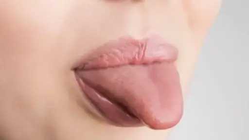 صحة اللسان: 7 علامات تحذيرية لا تتجاهليها ومتى يجب استشارة الطبيب فورًا؟