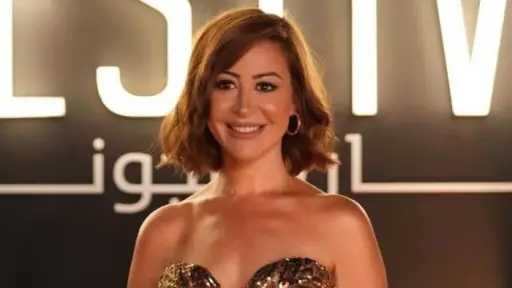 منة شلبي تغادر المستشفى بعد عملية القولون.. وزوجها أحمد الجنايني بجانبها لحظة الخروج