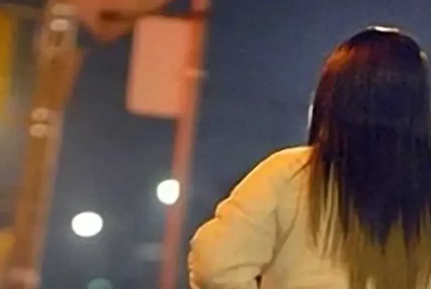 القبض على فتاة خدرت شابًا خليجيًا وسرقت هاتفه في أكتوبر.. التفاصيل الكاملة