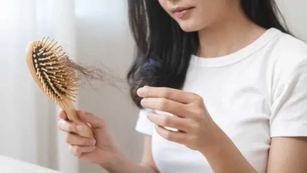 تفاصيل حول مشكلة تقصف الشعر وطرق التعامل معها