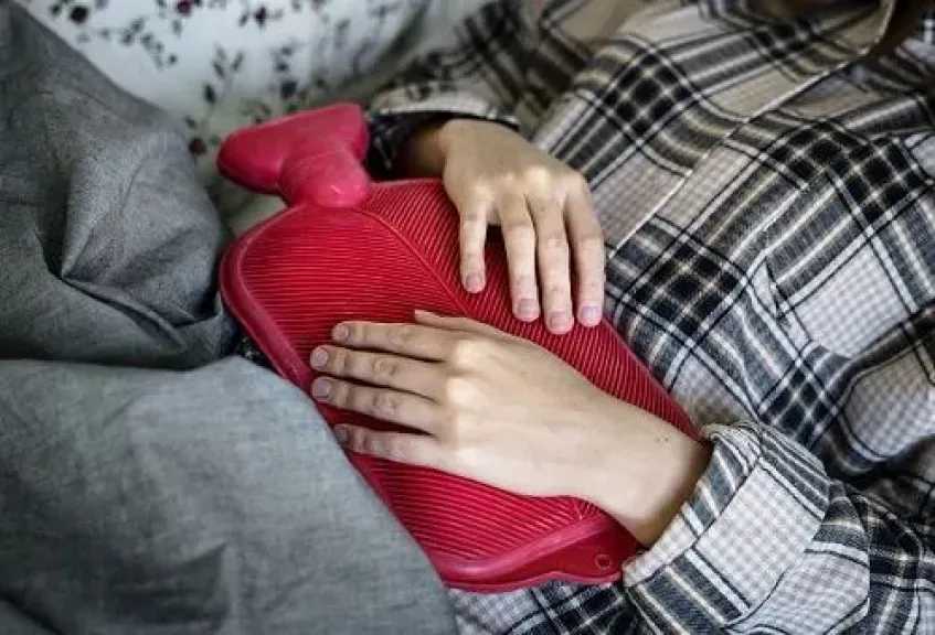 5 أخطاء غذائية تزيد آلام الدورة الشهرية: تجنبي الملح والكافيين والسكريات