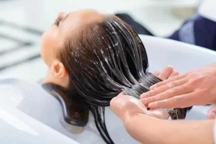 وصفات طبيعية لتعزيز صحة وقوة الشعر عبر تنظيف فروة الرأس