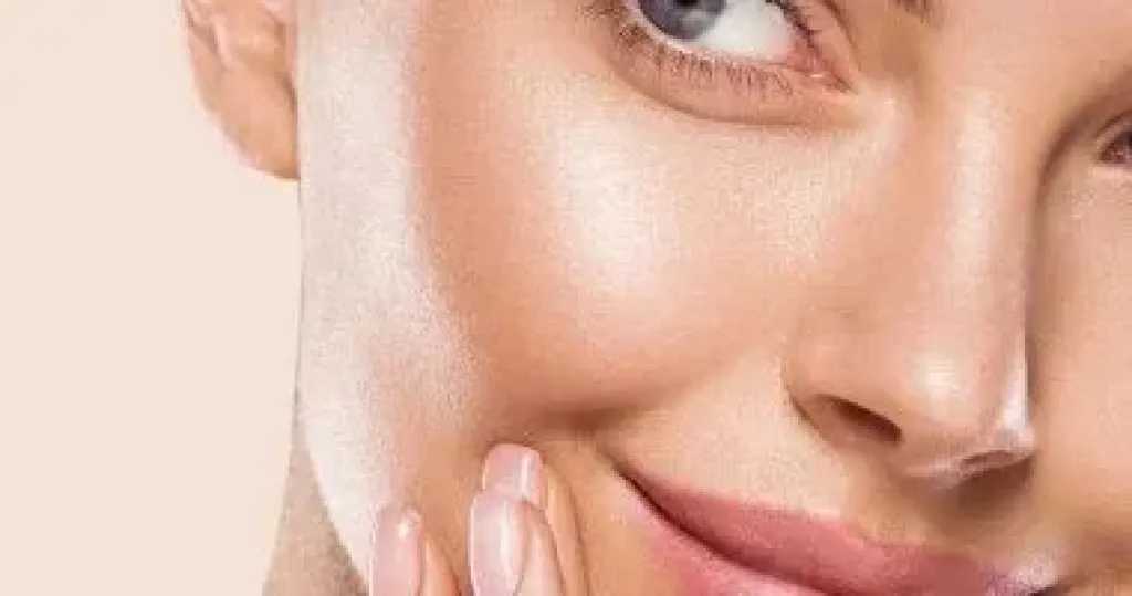 الفتيات يتجهن إلى البدائل الطبيعية لشباب البشرة وسط ارتفاع تكاليف التجميل