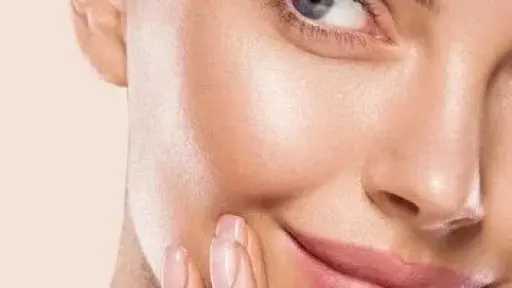 الفتيات يتجهن إلى البدائل الطبيعية لشباب البشرة وسط ارتفاع تكاليف التجميل