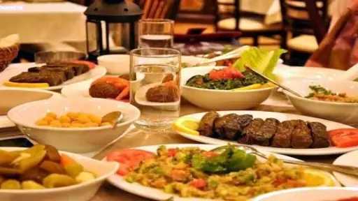 الأسر تحتفل بالمولد النبوي بأجواء عائلية وأكلات مميزة