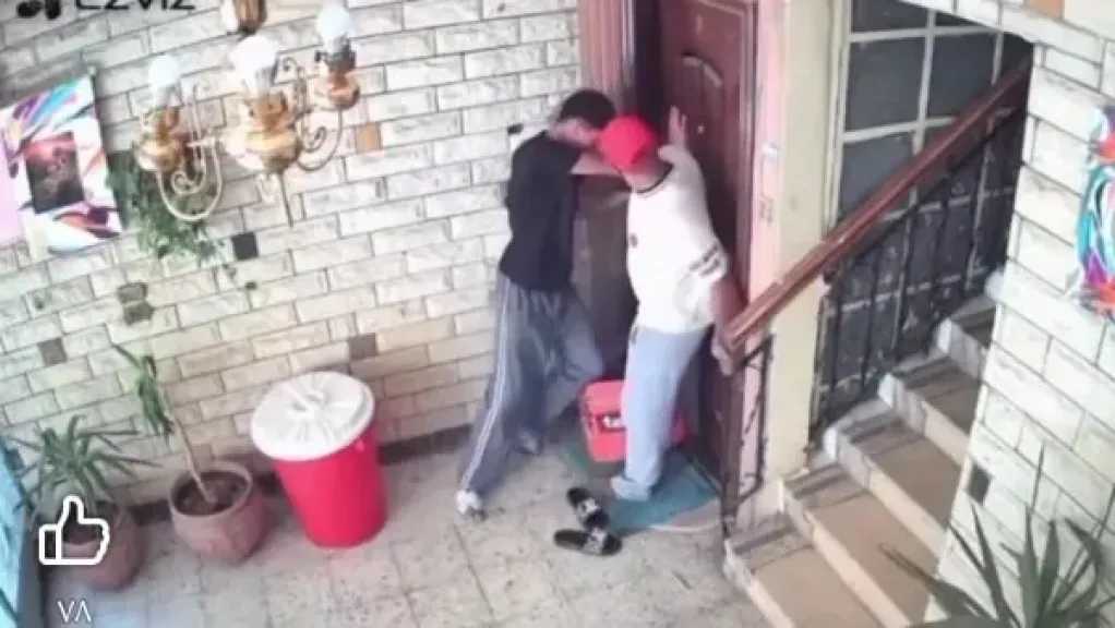 قلع الشبشب ودخل رجله .. ينتحل صفة عامل دليفري ويحاول الاعتداء على سيدة داخل منزلها لهذا السبب