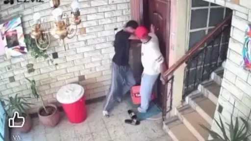 قلع الشبشب ودخل رجله .. ينتحل صفة عامل دليفري ويحاول الاعتداء على... قلع الشبشب ودخل رجله .. ينتحل صفة عامل دليفري ويحاول الاعتداء على سيدة داخل منزلها لهذا السبب