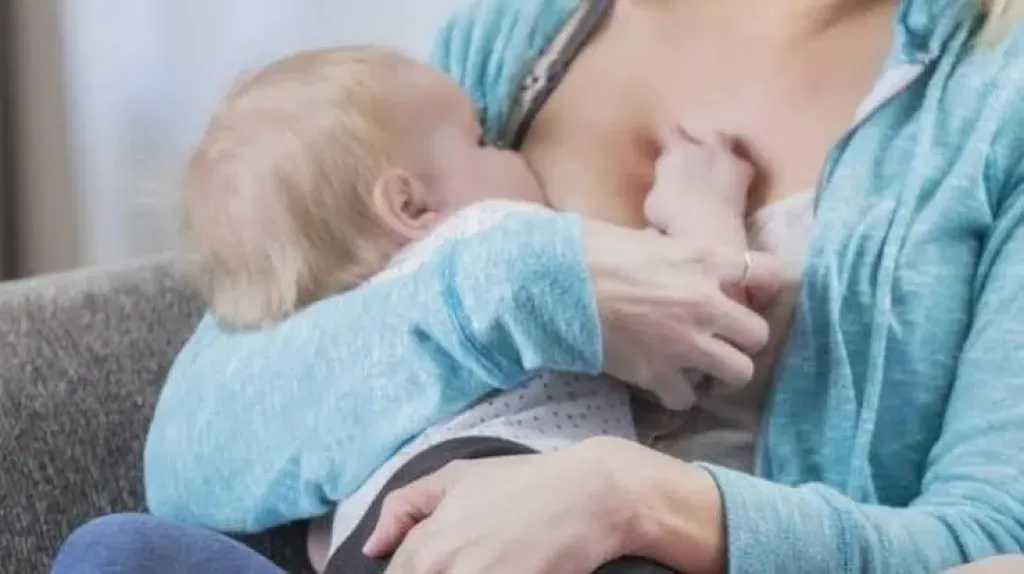 أهمية الرضاعة الطبيعية والتلامس الجلدي في اللحظات الأولى من حياة حديثي الولادة