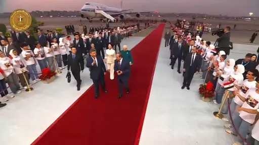 استقبال الرئيس الصيني بالقاهرة.. أطفال مصر يرفعون أعلام البلدين في مشهد لافت استقبال الرئيس الصيني بالقاهرة.. أطفال مصر يرفعون أعلام البلدين في مشهد لافت