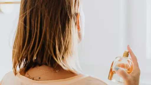 طرق فعالة لتعطير الشعر بمكونات طبيعية منزلية طرق فعالة لتعطير الشعر بمكونات طبيعية منزلية