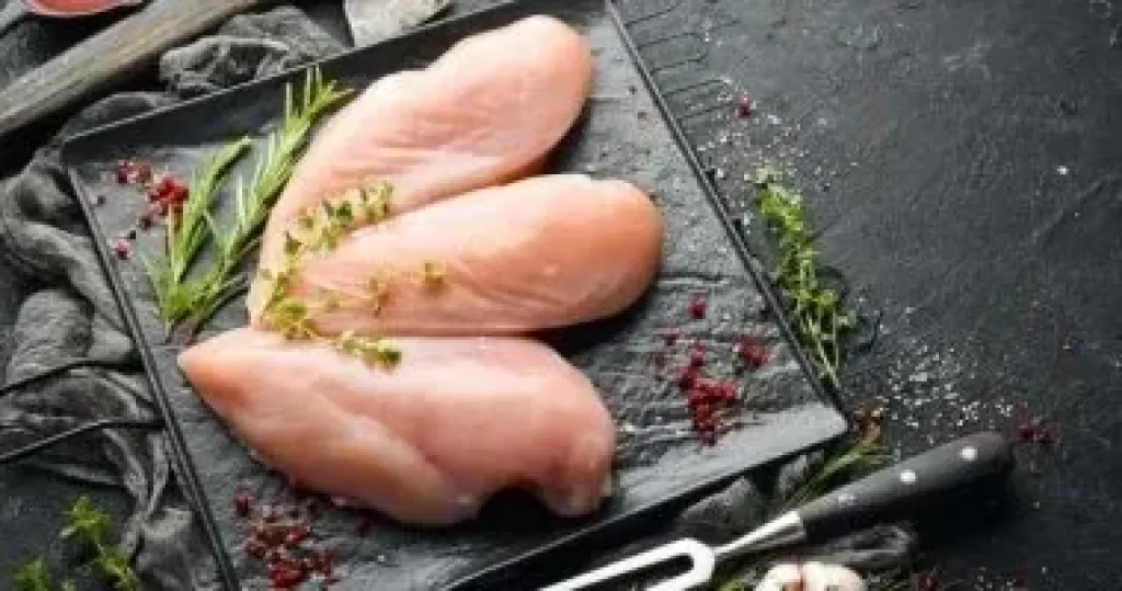 غسل الدجاج النيء
