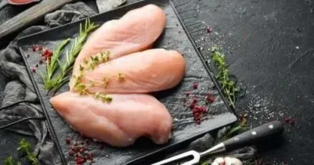 خطورة غسل الدجاج النيء والحلول المثلى للتعامل معه