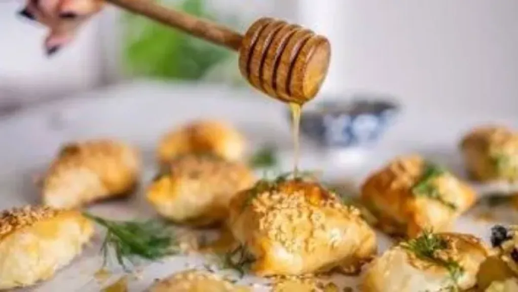 الفطائر بالسمسم والعسل